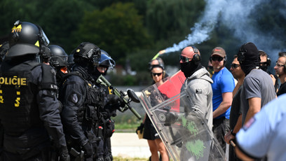 FOTO: Policisté rozhánějí dav.