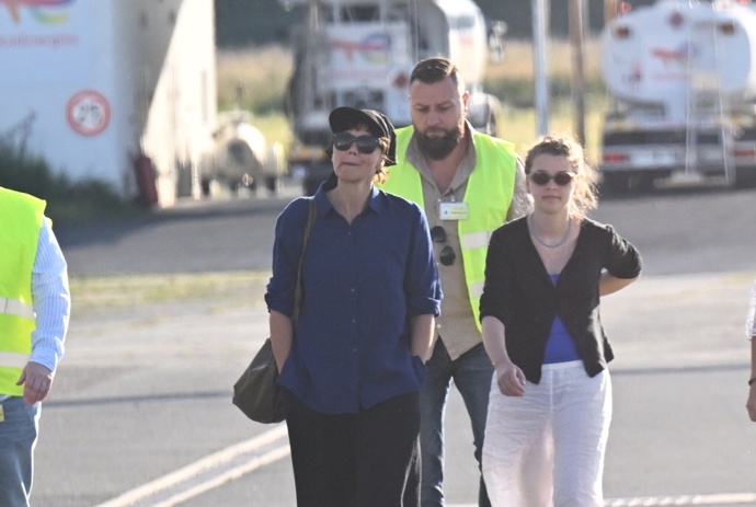 FOTO: Maggie Gyllenhaal na letišti ve Varech. – stránka 40