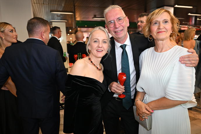 FOTO: Lékař Petr Neužil byl v obležení žen. – stránka 781