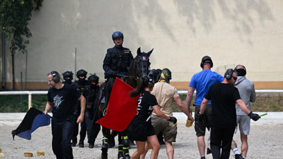 FOTO: Policejní zásah proti davu.