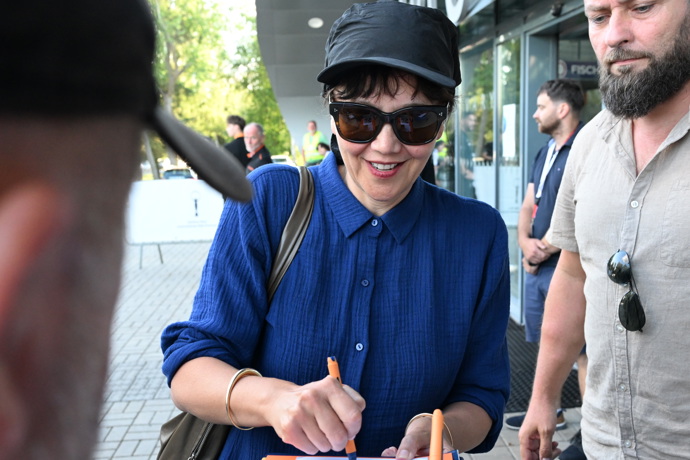 FOTO: Maggie Gyllenhaal se podepisovala. – stránka 50