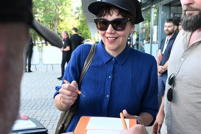 FOTO: Maggie Gyllenhaal se podepisovala. – stránka 66
