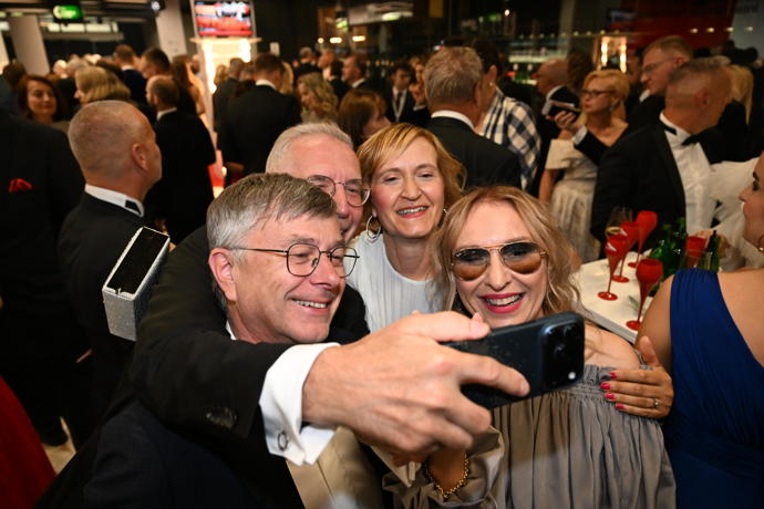 FOTO: Žbirková a Chudárek si udělali seflie. – stránka 1262