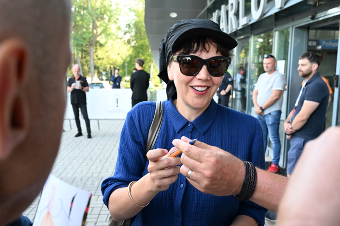 FOTO: Maggie Gyllenhaal dorazila do Varů. – stránka 49