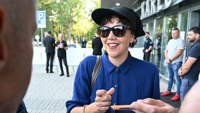 FOTO: Maggie Gyllenhaal ochotně rozdávala podpisy.