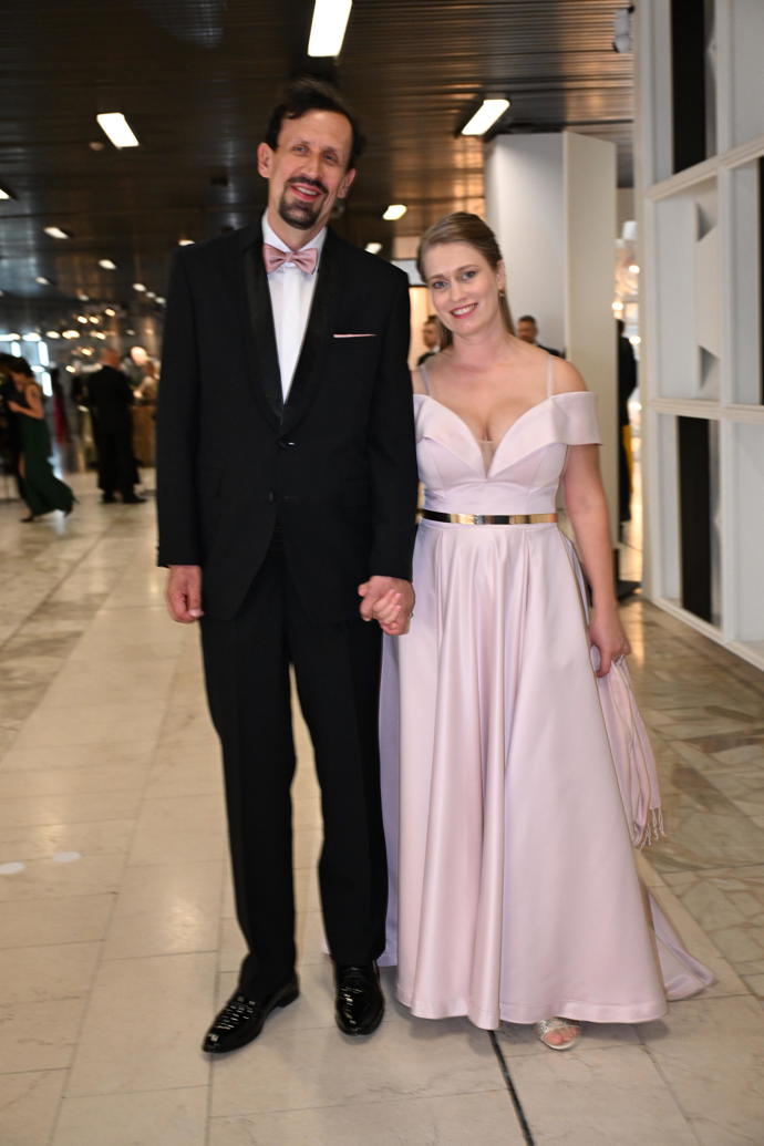 FOTO: Pavel Šimčík s partnerkou si nenechali ujít slavnostní zakončení festivalu ve Varech. – stránka 103