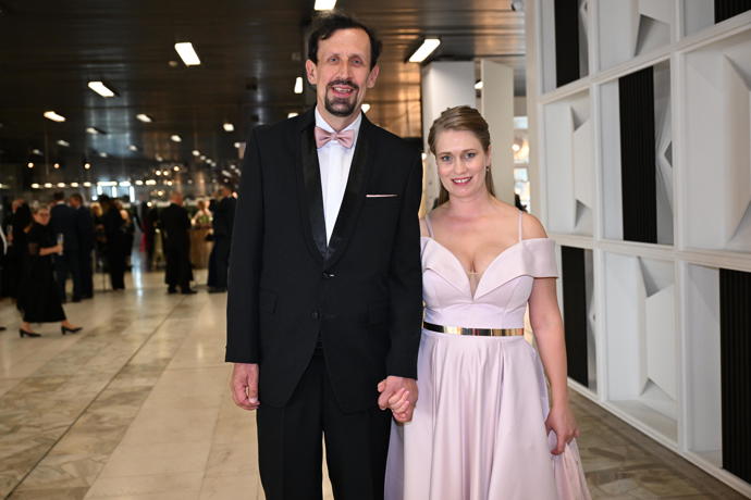 FOTO: Pavel Šimčík s partnerkou si nenechali ujít slavnostní zakončení festivalu ve Varech. – stránka 102