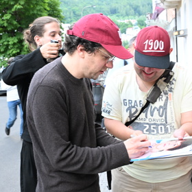 Jesse Eisenberg se podepisuje fanouškům.