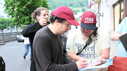 FOTO: Jesse Eisenberg  se podepisuje fanouškům.