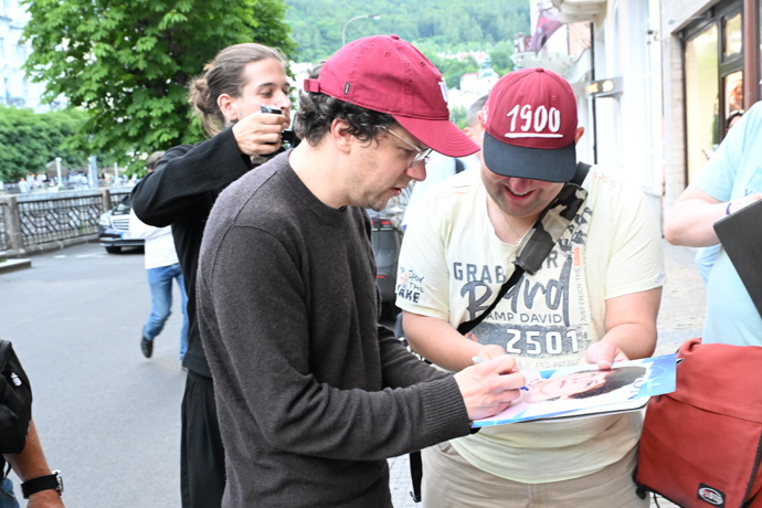 FOTO: Jesse Eisenberg  se podepisuje fanouškům. – stránka 16