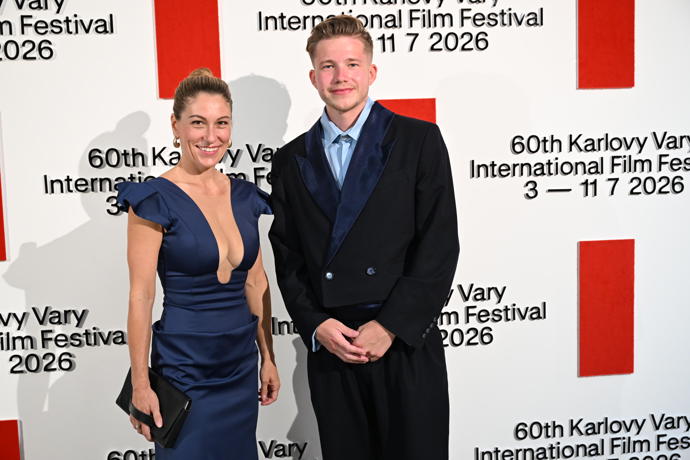 FOTO: Exministryně Eva Decroix si nenechala ujít slavnostní zakončení filmového festivalu ve Varech. – stránka 28