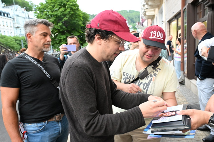 FOTO: Jesse Eisenberg ve Varech. – stránka 14