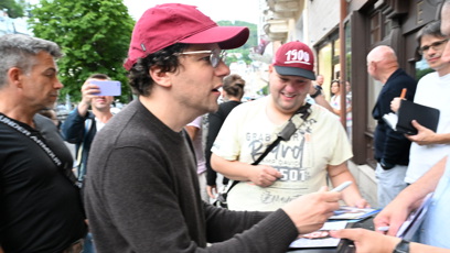 FOTO: Jesse Eisenberg se podepisoval fanouškům.