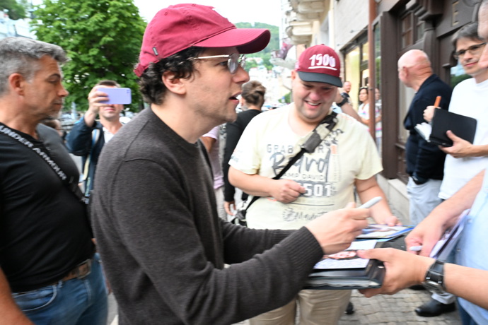 FOTO: Jesse Eisenberg se podepisoval fanouškům. – stránka 13