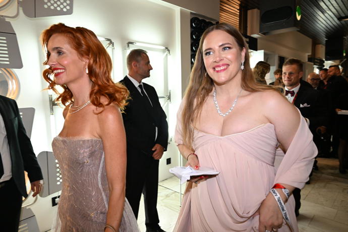 FOTO: Hanka Vagnerová s Petrou Nesvačilovou na zahájení festivalu ve Varech. – stránka 1575