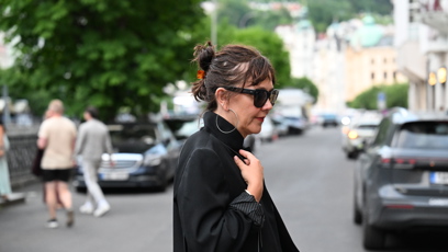 FOTO: Magie Gyllenhaal přijela do Varů.