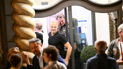 FOTO: Vojta neustále debatoval i vevnitř hotelu.
