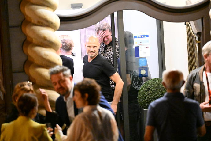 FOTO: Vojta neustále debatoval i vevnitř hotelu. – stránka 20