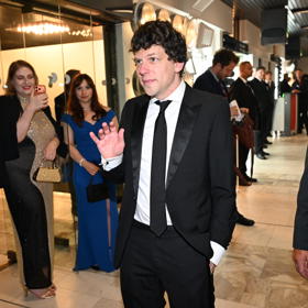 Jesse Eisenberg mával do kamer.