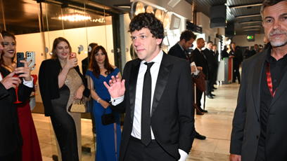 FOTO: Jesse Eisenberg mával do kamer.
