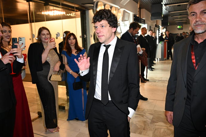 FOTO: Jesse Eisenberg mával do kamer. – stránka 741