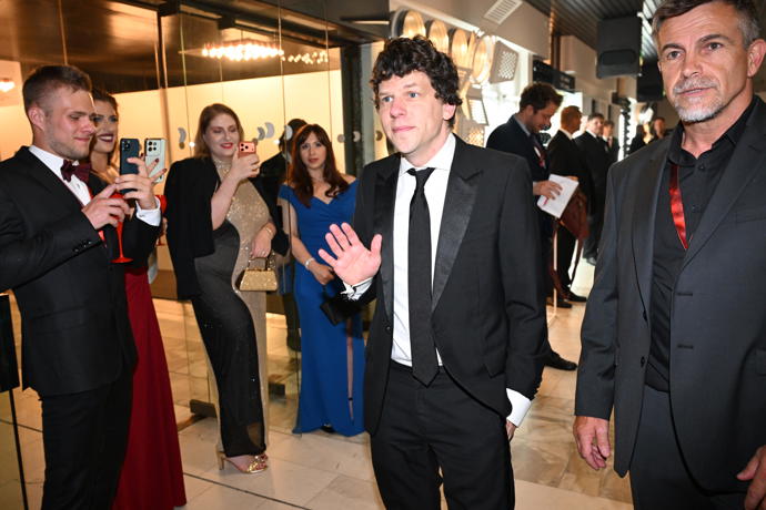 FOTO: Jesse Eisenberg působil nervózně. – stránka 740