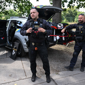 Policisté před speciálním policejním vozem.