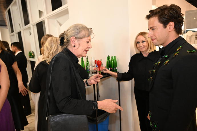 FOTO: Bára Basiková a Helena Třeštíková byly z brouků na outfitu Milana Peroutky unešené. – stránka 15