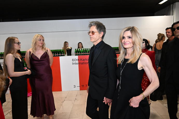 FOTO: Kevin Bacon ruku v ruce se svou ženou Kyrou.