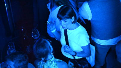 FOTO: Andrea Bartošková v davu.