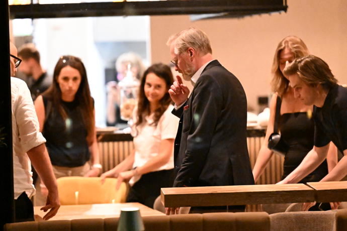 FOTO: Petr Fiala dorazil do restaurace. – stránka 9