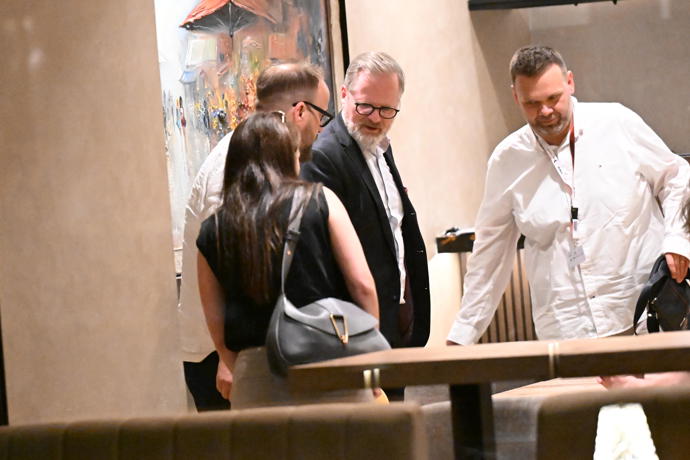 FOTO: Petr Fiala se hned u stolu pustil do debaty s ostatními členy skupiny. – stránka 7