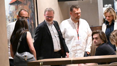 FOTO: Premiér rozdal několik úsměvů, zatímco se zbytek společnosti usazoval k pozdní večeři.
