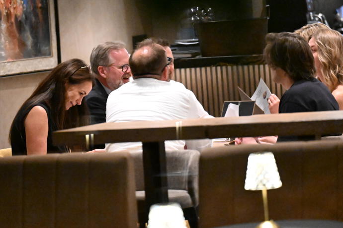 FOTO: Petr Fiala se skvěle bavil a debata u stolu nebrala konce. – stránka 2
