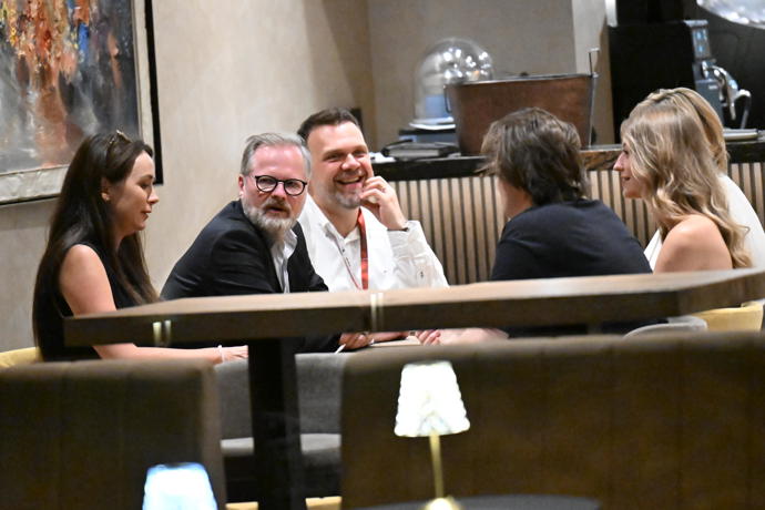 FOTO: Premiér s chotí a přáteli si užívali zasloužený moment klidu uprostřed nabitého programu. – stránka 1