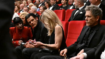 FOTO: Kevin Bacon se svou rodinou v sále.