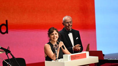 FOTO: Maggie Gyllenhaal promluvila k publiku.