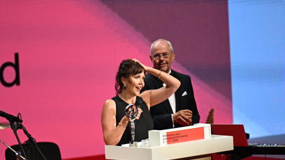 FOTO: Maggie Gyllenhaal promluvila k publiku.