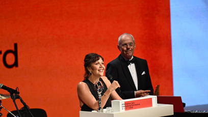 FOTO: Maggie Gyllenhaal promluvila k publiku.