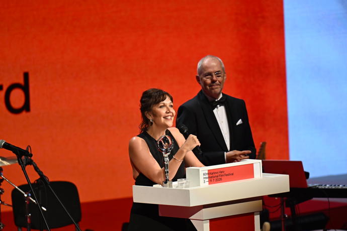 FOTO: Maggie Gyllenhaal promluvila k publiku. – stránka 1654