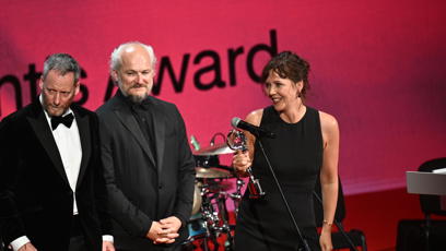 FOTO: Maggie Gyllenhaal převzala ve Varech cenu.