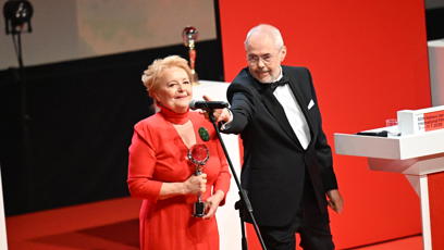 FOTO: Herečka Magda Vášáryová převzala Cenu prezidenta MFF Karlovy Vary za mimořádný umělecký přínos české kinematografii.