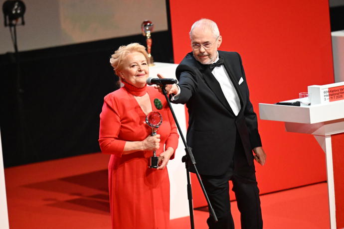 FOTO: Herečka Magda Vášáryová převzala Cenu prezidenta MFF Karlovy Vary za mimořádný umělecký přínos české kinematografii. – stránka 9