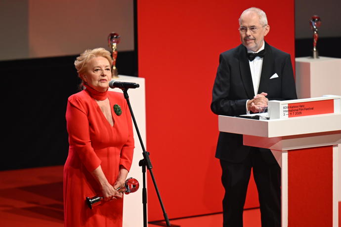 FOTO: Herečka Magda Vášáryová promluvila k plnému sálu. – stránka 8