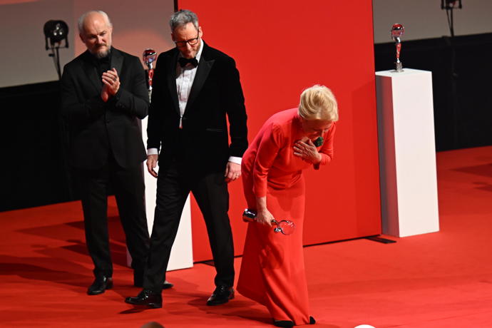 FOTO: Herečka Magda Vášáryová se lidem v sále poklonila. – stránka 6