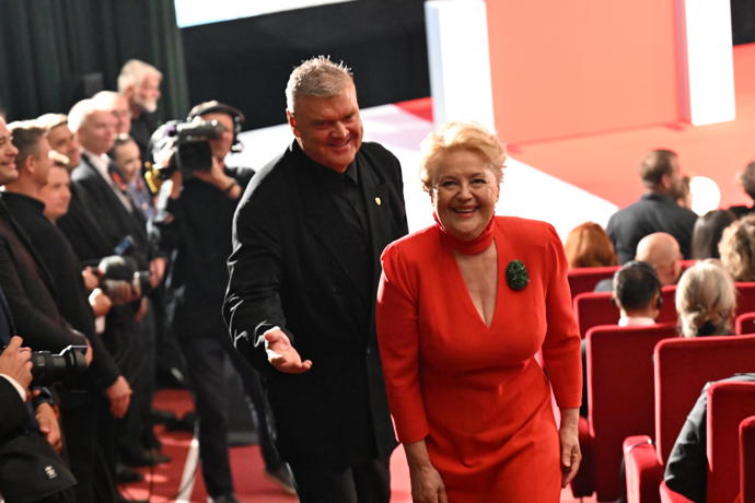 FOTO: Herečka Magda Vášáryová byla samý úsměv. – stránka 5