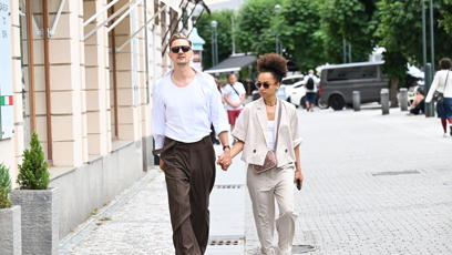 FOTO: Zpěvák Ondřej Ruml s partnerkou Lindou Fernandez Saez na kolonádě.