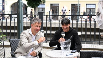 FOTO: Celebrity si užívají pohodu na kolonádě.