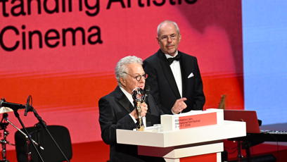 FOTO: Americký herec Dustin Hoffman promluvil k lidem v sále.