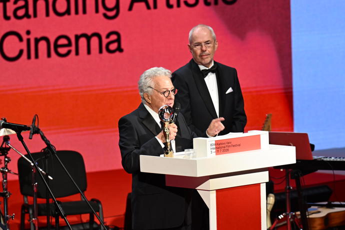FOTO: Americký herec Dustin Hoffman promluvil k lidem v sále. – stránka 1713